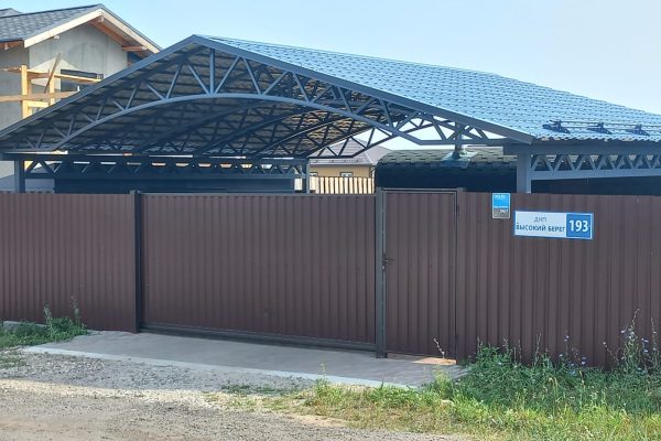 Навес двухскатный из металлочерепицы